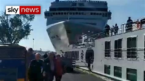 cruise ship crashes into dock